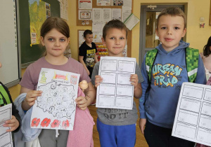 Uczniowie klasy 1b podczas klasowych obchodów świąt majowych_gra "Znam swój kraj".