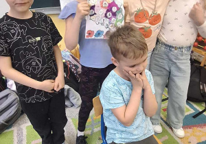 Uczniowie klasy 1a podczas klasowych obchodów świąt majowych_gra "Znam swój kraj".