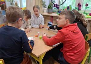Uczniowie klasy 3a podczas klasowych obchodów świąt majowych_gra "Znam swój kraj".