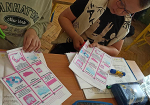 Uczniowie klasy 3b podczas klasowych obchodów świąt majowych_symbole Polski