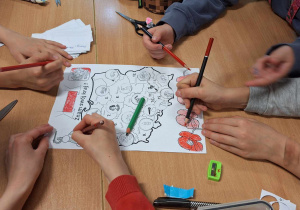Klasowe obchody świąt majowych_klasa 3a_gra "Znam swój kraj".