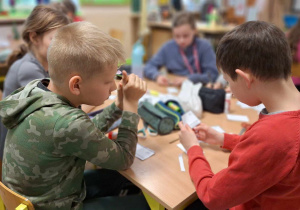 Uczniowie klasy 3a podczas klasowych obchodów świąt majowych_gra "Znam swój kraj".