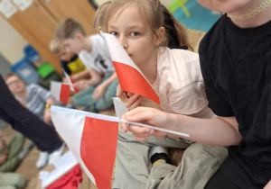 Klasowe obchody świąt majowych_klasa 3a_flaga Polski.
