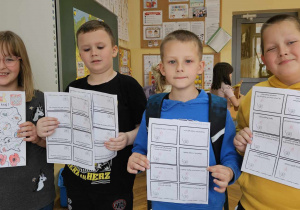 Uczniowie klasy 1b podczas klasowych obchodów świąt majowych_gra "Znam swój kraj".