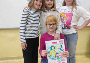 Uczniowie klasy 2a podczas klasowych obchodów świąt majowych_gra "Znam swój kraj".