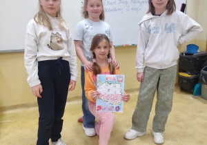 Uczniowie klasy 2a podczas klasowych obchodów świąt majowych_gra "Znam swój kraj".