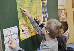 Uczniowie klasy 1b podczas klasowych obchodów świąt majowych_gra "Znam swój kraj".