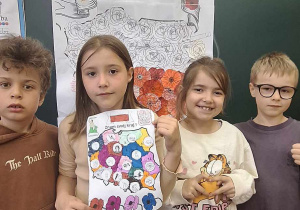 Uczniowie klasy 1a podczas klasowych obchodów świąt majowych_gra "Znam swój kraj".