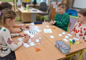Uczniowie klasy 3a podczas klasowych obchodów świąt majowych_gra "Znam swój kraj".