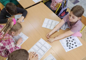 Uczniowie klasy 1b podczas klasowych obchodów świąt majowych_gra "Znam swój kraj".