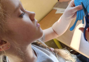 Obchody Światowego Dnia Świadomości Autyzmu_klasa 1b_uczennica wycinająca symbolicznego motyla.