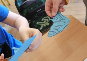 Obchody Światowego Dnia Świadomości Autyzmu_klasa 1b_uczniowie wycinający symboliczne motyle.