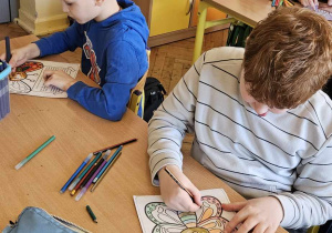 Obchody Światowego Dnia Świadomości Autyzmu_klasa 1b_uczniowie kolorujący symboliczne motyle.