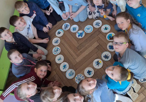 Obchody Światowego Dnia Świadomości Autyzmu_klasa 3a_pamiątkowe zdjęcie z motylami ułożonymi w kształcie serca.