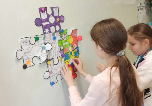 Obchody Światowego Dnia Świadomości Autyzmu_klasa 3b_uczennice układające puzzle.