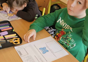 Obchody Światowego Dnia Świadomości Autyzmu_klasa 1b_uczeń kolorujący symbolicznego motyla.