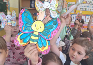 Obchody Światowego Dnia Świadomości Autyzmu_klasa 1a_uczniowie z kolorowymi motylami.