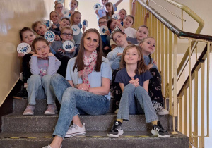 Obchody Światowego Dnia Świadomości Autyzmu_klasa 3a_pamiatkowe zdjęcia z symbolicznymi motylami.