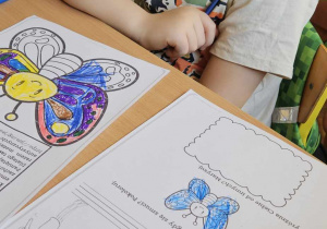 Obchody Światowego Dnia Świadomości Autyzmu_klasa 1b_uczeń kolorujący symbolicznego motyla.