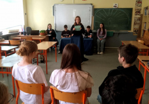 Aranżacja debaty sejmowej_uczennica klasy 8a w roli sędziny.