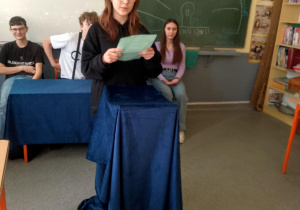 Aranżacja debaty sejmowej_uczennica klasy 8a w roli sędziny.
