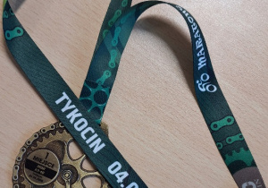 Maraton Kresowy na 8 km w Tykocinie_zwycięski medal Nastki.