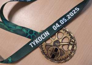 Maraton Kresowy na 8 km w Tykocinie_zwycięski medal Nastki.