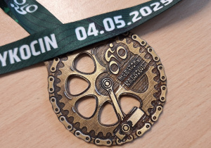 Maraton Kresowy na 8 km w Tykocinie_zwycięski medal Nastki.