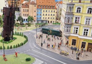 Element multimedialnej wystawy kolejkowo przedstawiający miasto Wrocław.
