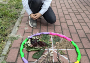 Uczeń klasy 3b prezentujący swoją mandalę.