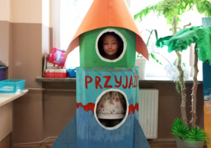 Kosmiczne nowinki_świetliczaki wyruszają w kosmiczną podróż!_pamiątkowe zdjęcie w rakiecie.