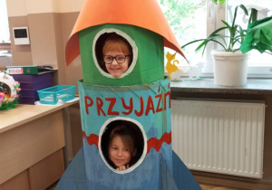 Kosmiczne nowinki_świetliczaki wyruszają w kosmiczną podróż!_pamiątkowe zdjęcie w rakiecie.