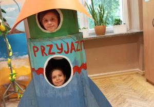 Kosmiczne nowinki_świetliczaki wyruszają w kosmiczną podróż!_pamiątkowe zdjęcie w rakiecie.