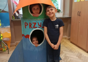 Kosmiczne nowinki_świetliczaki wyruszają w kosmiczną podróż!_pamiątkowe zdjęcie w rakiecie.
