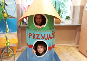Kosmiczne nowinki_świetliczaki wyruszają w kosmiczną podróż!_pamiątkowe zdjęcie w rakiecie.