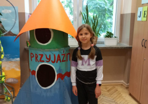 Kosmiczne nowinki_świetliczaki wyruszają w kosmiczną podróż!_pamiątkowe zdjęcie z rakietą.