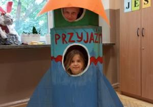 Kosmiczne nowinki_świetliczaki wyruszają w kosmiczną podróż!_pamiątkowe zdjęcie w rakiecie.