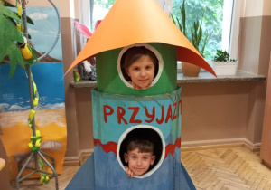 Kosmiczne nowinki_świetliczaki wyruszają w kosmiczną podróż!_pamiątkowe zdjęcie w rakiecie.
