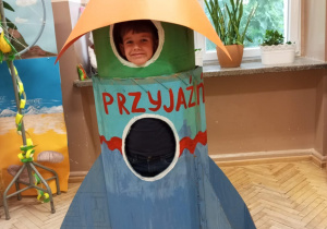 Kosmiczne nowinki_świetliczaki wyruszają w kosmiczną podróż!_pamiątkowe zdjęcie w rakiecie.