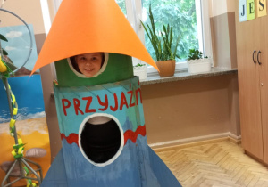 Kosmiczne nowinki_świetliczaki wyruszają w kosmiczną podróż!_pamiątkowe zdjęcie w rakiecie.