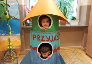 Kosmiczne nowinki_świetliczaki wyruszają w kosmiczną podróż!_pamiątkowe zdjęcie w rakiecie.