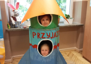 Kosmiczne nowinki_świetliczaki wyruszają w kosmiczną podróż!_pamiątkowe zdjęcie w rakiecie.