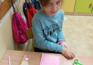 Dzień Matki_ tematyczne zajęcia świetlicowe_uczennica wykonująca laurkę.