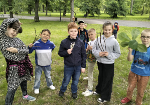 Obchody Dnia Dziecka w świetlicy szkolnej_twórcze zabawy na świeżym powietrzu.