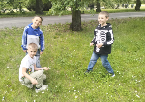 Obchody Dnia Dziecka w świetlicy szkolnej_twórcze zabawy na świeżym powietrzu.