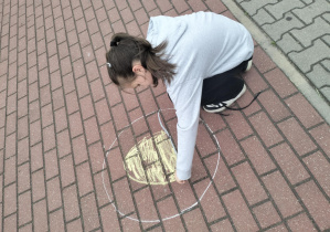 Obchody Dnia Dziecka w świetlicy szkolnej_twórcze zabawy na świeżym powietrzu.