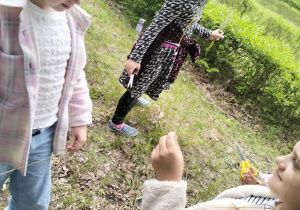 Obchody Dnia Dziecka w świetlicy szkolnej_twórcze zabawy na świeżym powietrzu.