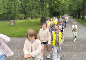 Obchody Dnia Dziecka w świetlicy szkolnej_twórcze zabawy na świeżym powietrzu.
