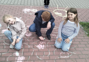 Obchody Dnia Dziecka w świetlicy szkolnej_twórcze zabawy na świeżym powietrzu.