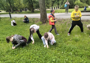 Obchody Dnia Dziecka w świetlicy szkolnej_twórcze zabawy na świeżym powietrzu.